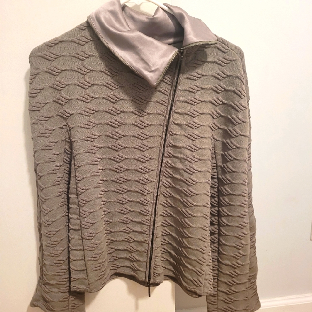 Authentic NWT Giorgio Armani modern zip up jacket/cardigan.
